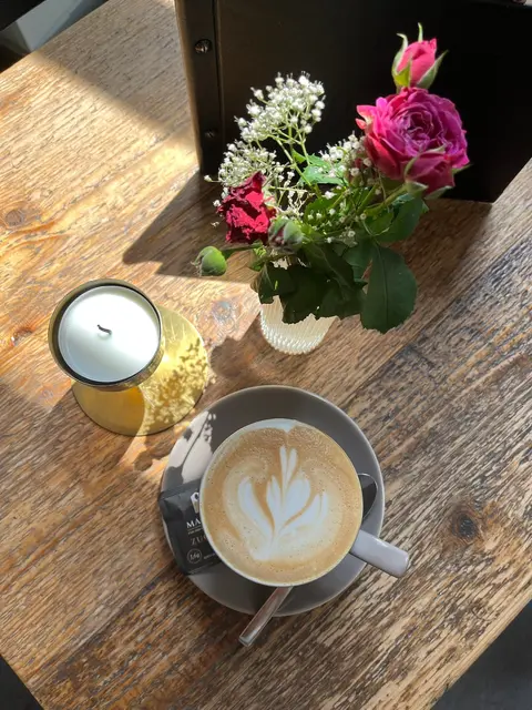 Cappuccino mit Latte-Art-Herz in der Morgensonne