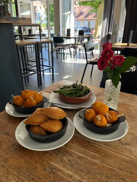 Tapas am Abend: Empanadas, Kroketten und Pimientos